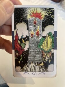 ⚡ La Torre: Il Crollo che ti Salva la Vita Inutile girarci intorno: quando la Torre spunta in una lettura di Tarocchi, il cuore perde un battito. L'immagine è drammatica: un fulmine spacca una fortezza, la corona vola via e le persone precipitano nel vuoto. Ma se smettiamo di guardarla con paura, scopriamo che è una delle carte più oneste e utili del mazzo. 🧱 Cosa rappresenta davvero la Torre? Immagina di aver costruito una casa bellissima, ma su un terreno che frana. Puoi continuare a ridipingere le pareti, ma prima o poi cadrà tutto. La Torre è quel momento di rottura necessario. Il Fulmine: È la verità che arriva all'improvviso. Non puoi ignorarla. La Corona che cade: Rappresenta il nostro orgoglio (l'Ego) che viene ridimensionato. Ci ricorda che non abbiamo il controllo su tutto. La Caduta: Fa male, certo, ma ti riporta con i piedi per terra. 🌑 Il lato negativo: Lo shock La Torre è vista male perché è improvvisa. È il piano che salta, la notizia che non volevi sentire, la fine di una certezza. Fa paura perché ci lascia "nudi" e senza difese, costringendoci ad affrontare il caos che cercavamo di evitare. ☀️ Il lato positivo: La pulizia profonda Qui sta il segreto: la Torre distrugge solo ciò che è falso. Se qualcosa crolla sotto il colpo di questa carta, significa che non era abbastanza solido per il tuo futuro. Ti libera da una relazione tossica che non avevi il coraggio di chiudere. Ti scuote da un lavoro che ti stava spegnendo l'anima. Fa spazio. E senza spazio, non si può costruire nulla di nuovo e più forte. In breve: La Torre non è il terremoto che ti rovina, è la ristrutturazione forzata che ti serve per smettere di vivere in una bugia. 🇬🇧 English The Tower: The Collapse that Saves You The Tower is often feared because it represents sudden change and the loss of control (the lightning bolt hitting the ego). The negative: it’s a shock that shatters our false securities. The positive: it only destroys what is built on weak foundations. It’s a forced liberation that clears the path for a more authentic life. 🇫🇷 Français La Maison Dieu : L'effondrement qui vous sauve On a peur de cette carte car elle symbolise un bouleversement brutal (l’éclair qui frappe l’orgueil). Le négatif : c’est un choc qui brise nos certitudes. Le positif : elle ne détruit que ce qui est fragile ou faux. C’est une libération forcée qui permet de repartir sur des bases saines et vraies. 🇪🇸 Español La Torre: El colapso que te salva Esta carta asusta porque representa un cambio repentino y la pérdida de control (el rayo que golpea al ego). Lo negativo: es un choque que rompe nuestras falsas seguridades. Lo positivo: solo destruye lo que está construido sobre bases débiles. Es una liberación forzada que abre camino a una vida más auténtica